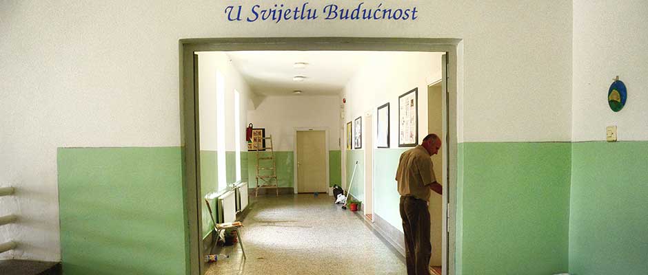 The School Hallway | Školski hodnik