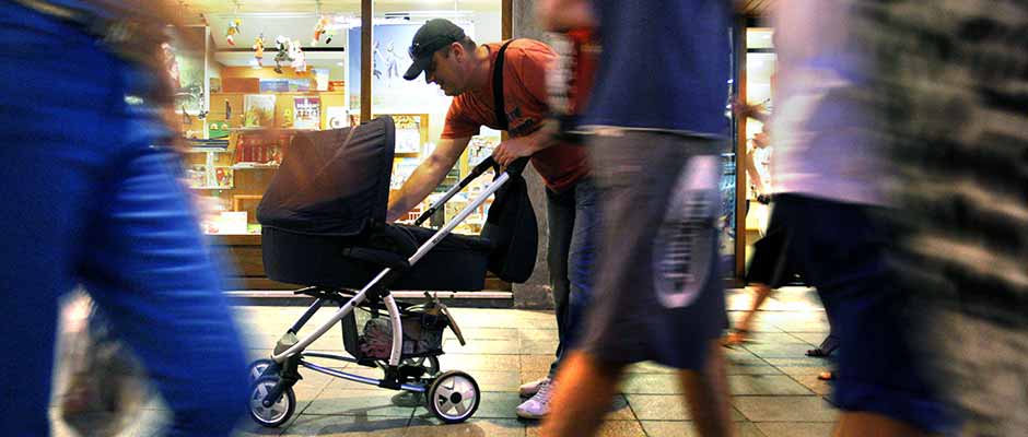 Aldin Vrabac nadnesen nad dječijim kolicima u prometnoj ulici | Aldin Vrabac Tends to Baby Carriage on a Busy Street