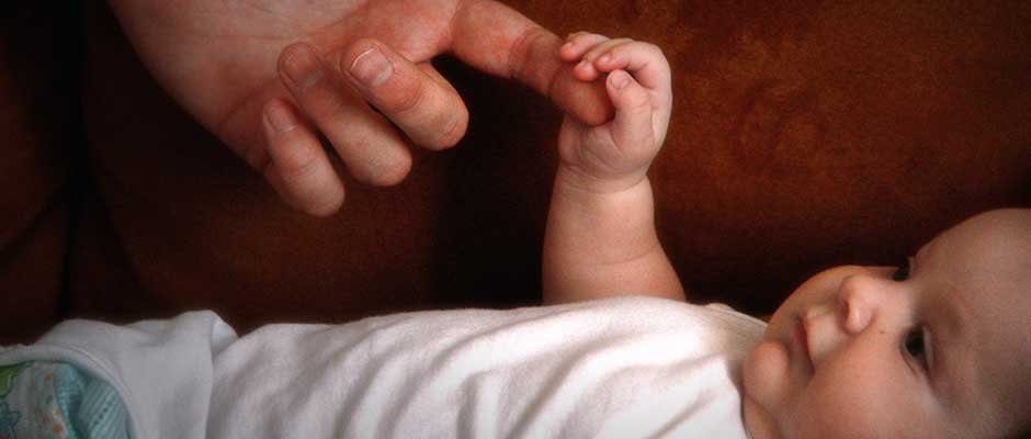 Beba drži Aldinov prst | Baby Holds Aldin Vrabac’s Finger