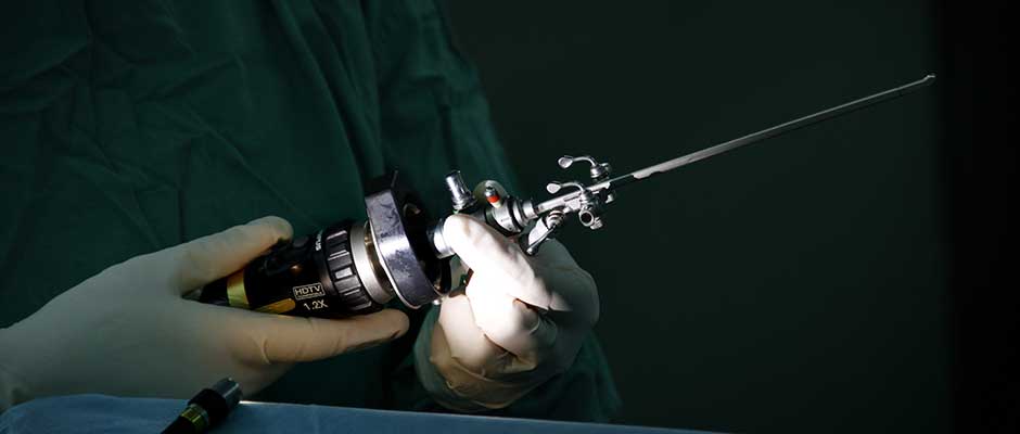 Doktor sa endoskopom | Doctor Holding an Endoscope