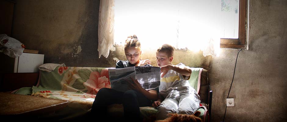 Boy and Girl on Sofa Reading | Dječak i djevojčica čitaju na krevetu