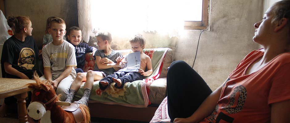 Porodica Arapović se odmara u svom domu | Arapovic Family Relaxing Inside Their House