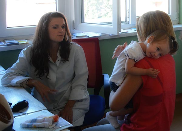 Dr. Paulina Miletić-Simić meets in her examination room with a mother and daughter  | Dr. Paulina Miletić-Simić se susreće sa majkom i kćerkom u svojoj ordinaciji.