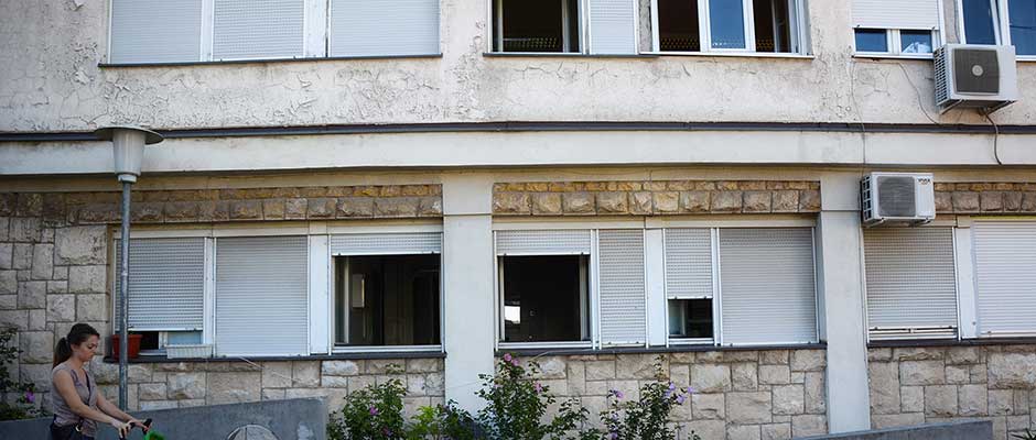 Vanjski dio Pediijatrijske bolnice u Mostaru sa tek ugradjenim prozorima. | The outside of the Pediatrics Hospital in Mostar with its newly installed windows.